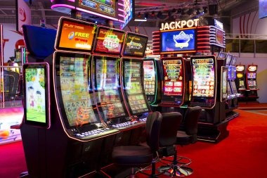2bett live Casino Hold'em dealer studio with HD multi-camera setup