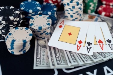 2bett Casino Hold'em mobile app showing dealer cards and live chat